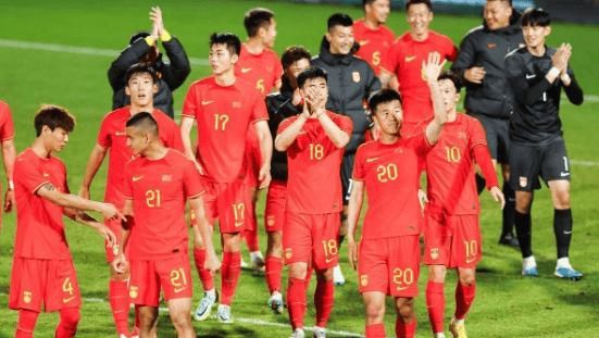 中国足球盛事吸引大批球迷狂热沸腾，激发激情的简单介绍