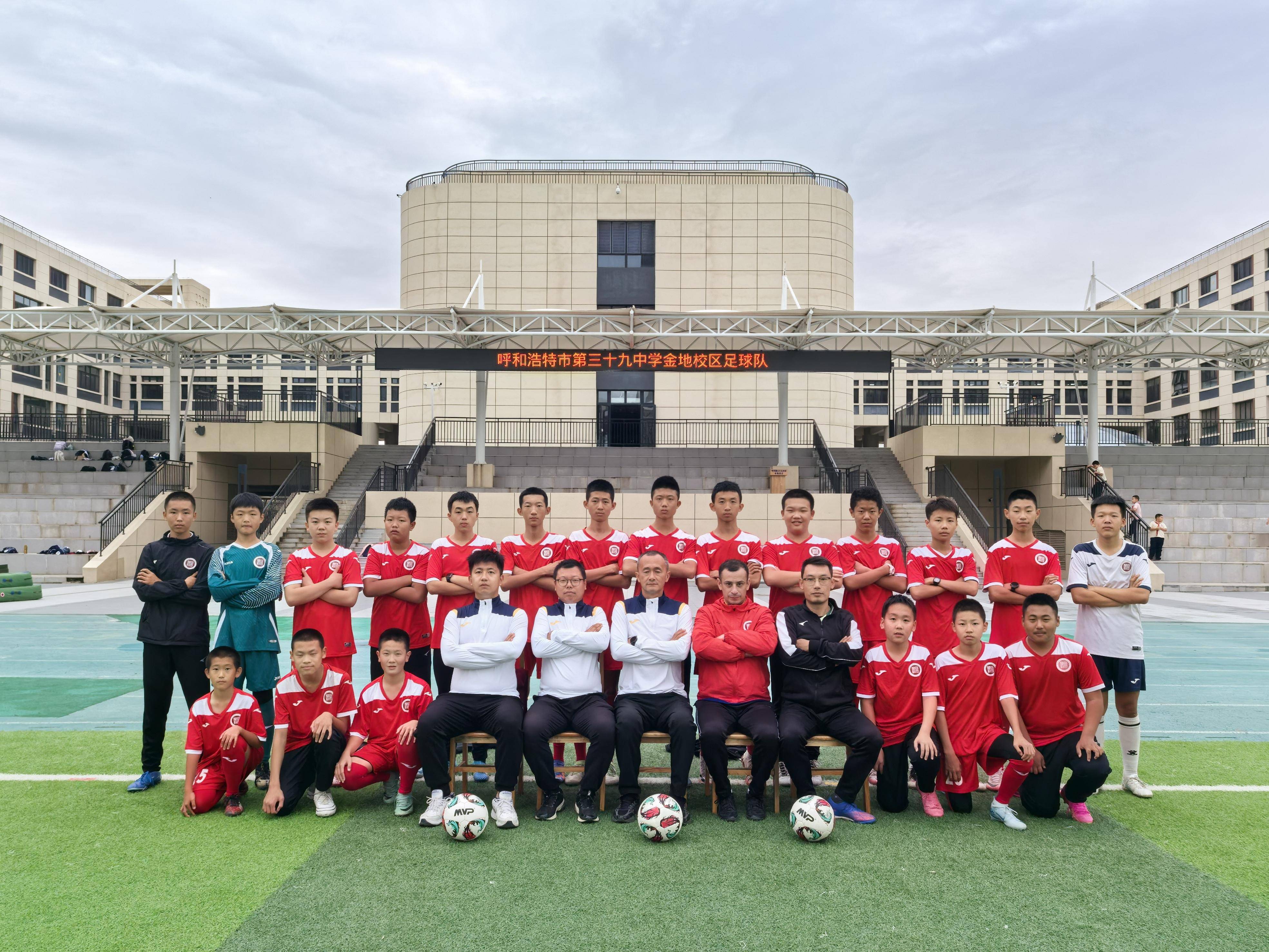 国内足球比赛强势进行，球员斗志昂扬备战的简单介绍