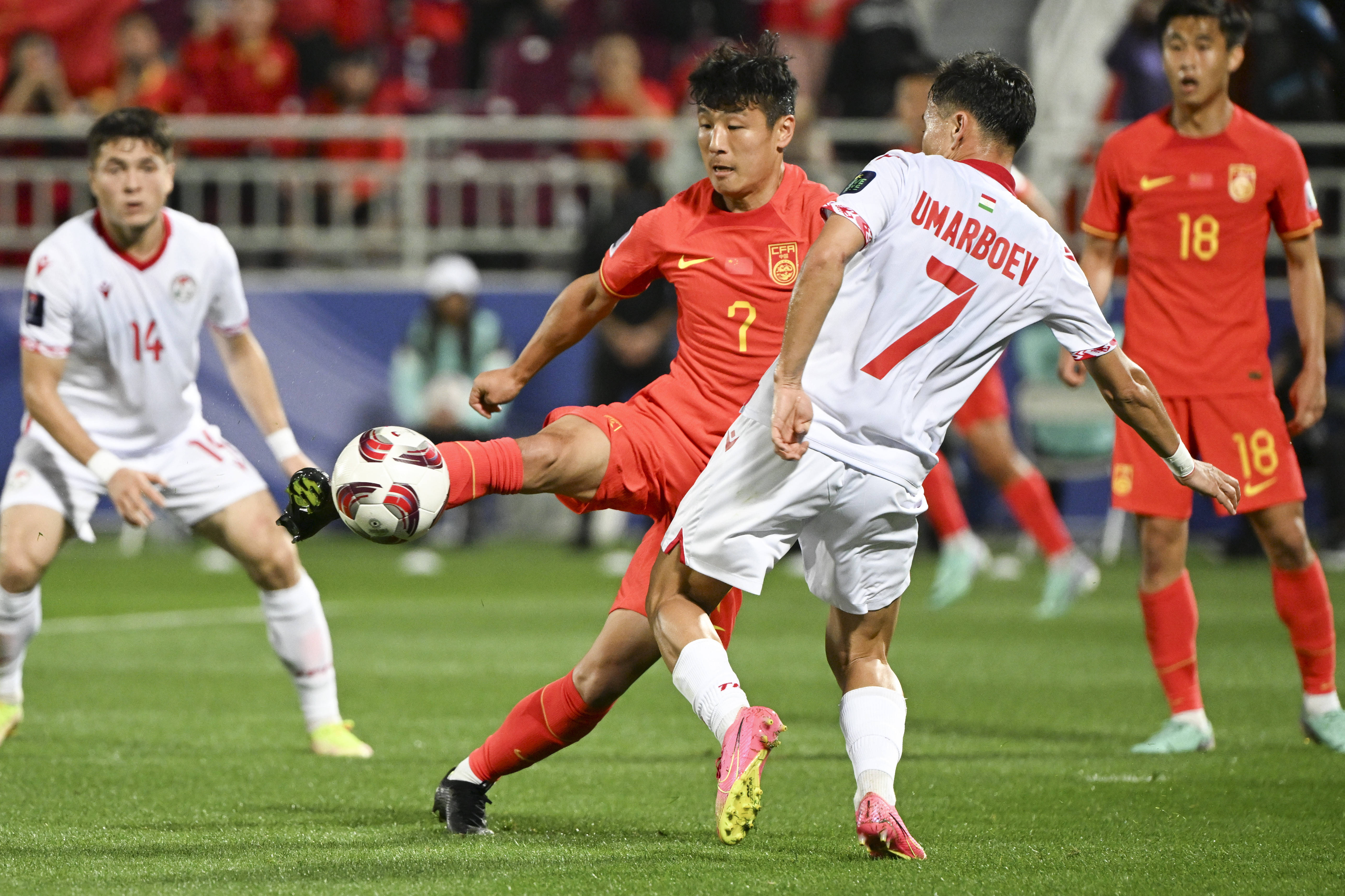 国内足球比赛强势进行，球员斗志昂扬备战的简单介绍