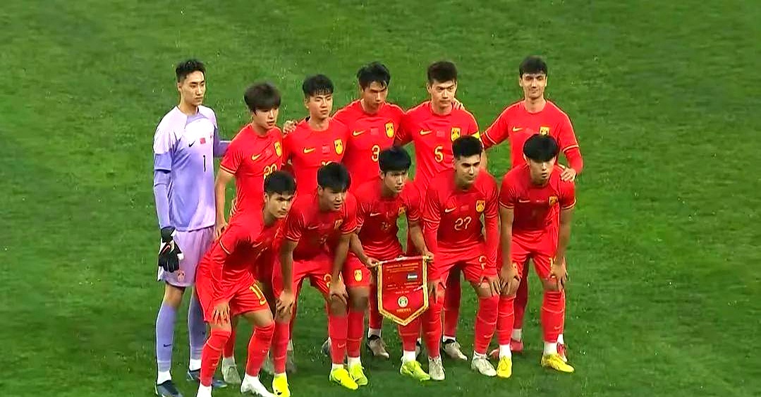 国内足球舞台上的精彩表演，比赛剑拔弩张
