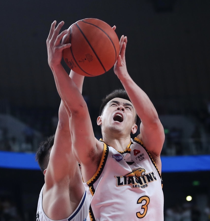 球员在比赛中全力以赴,为球队争取胜利 球员在比赛中全力以赴,为球队争取胜利