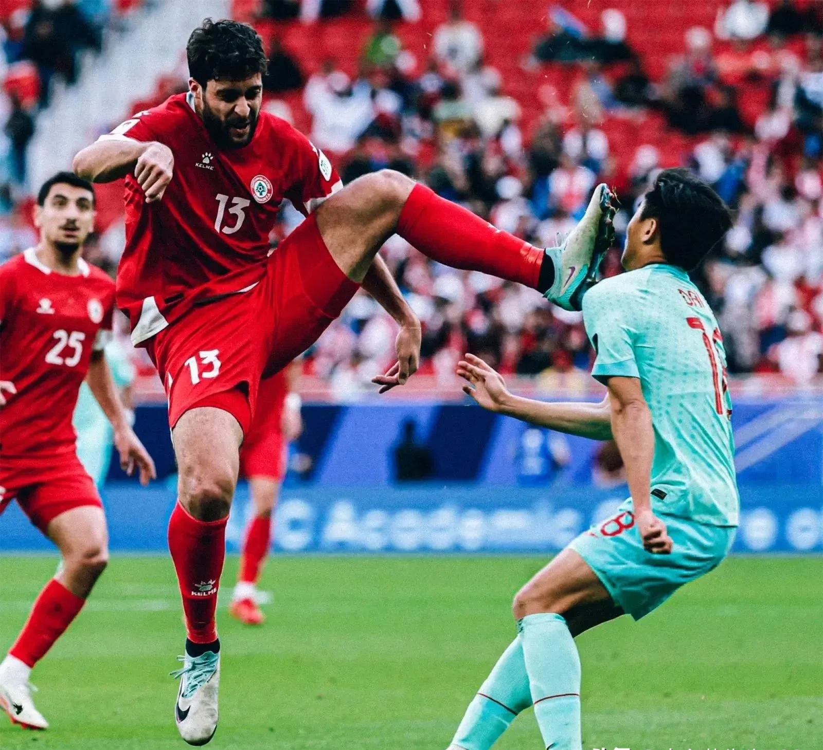 球员在比赛中全力以赴,为球队争取胜利 球员在比赛中全力以赴,为球队争取胜利