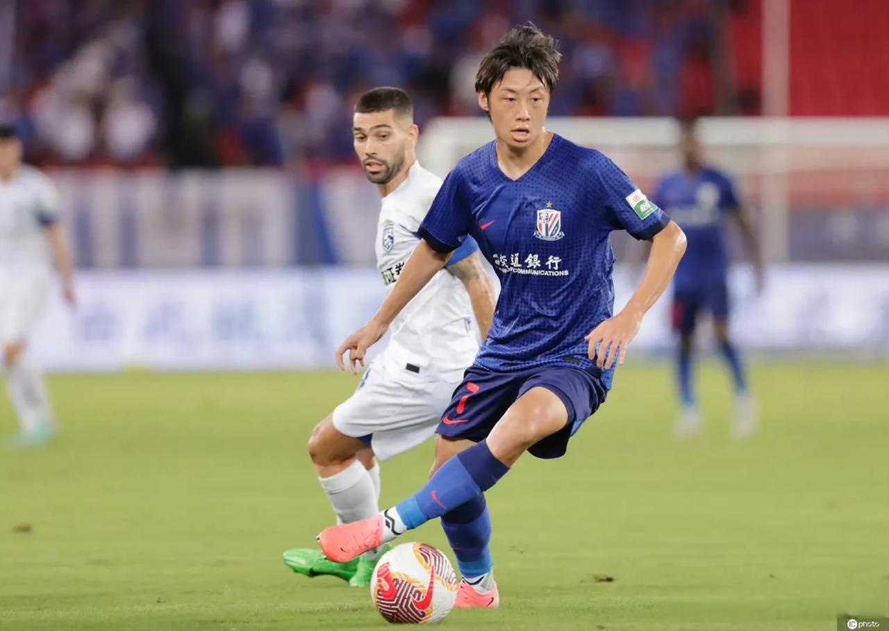 足球联赛角逐激烈，胜负难以预料