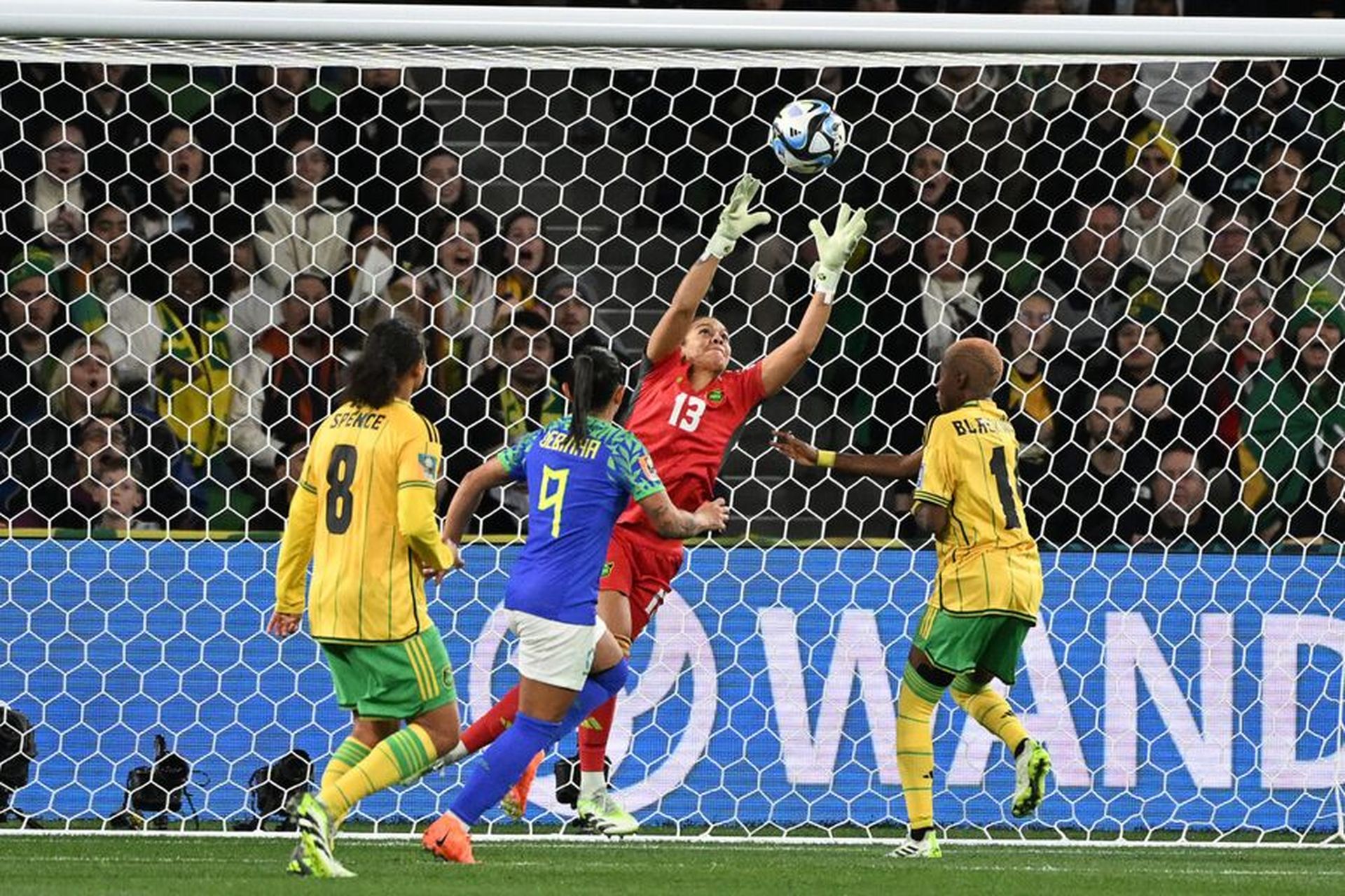 巴西女足联赛开幕，球迷热情支持