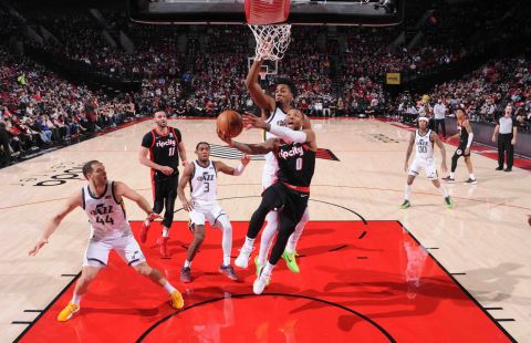 辽宁队对阵爵士,利拉德防守端锁死对手 辽宁队对阵爵士,利拉德防守端锁死对手